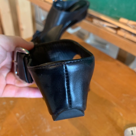 Donald Pliner slides. Black. 6.5 - Picture 4 of 7